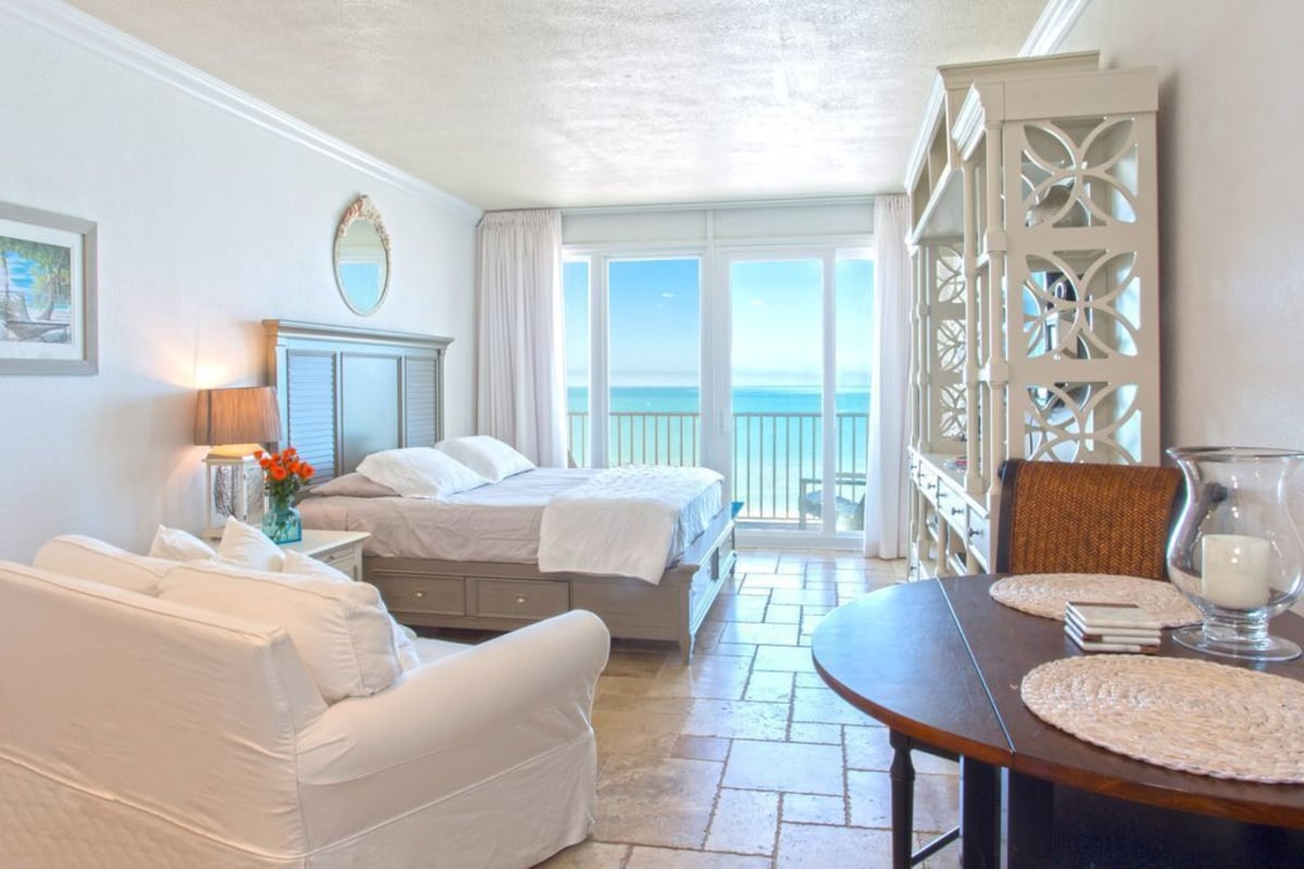 Island Inn Beach Resort - Photo 1