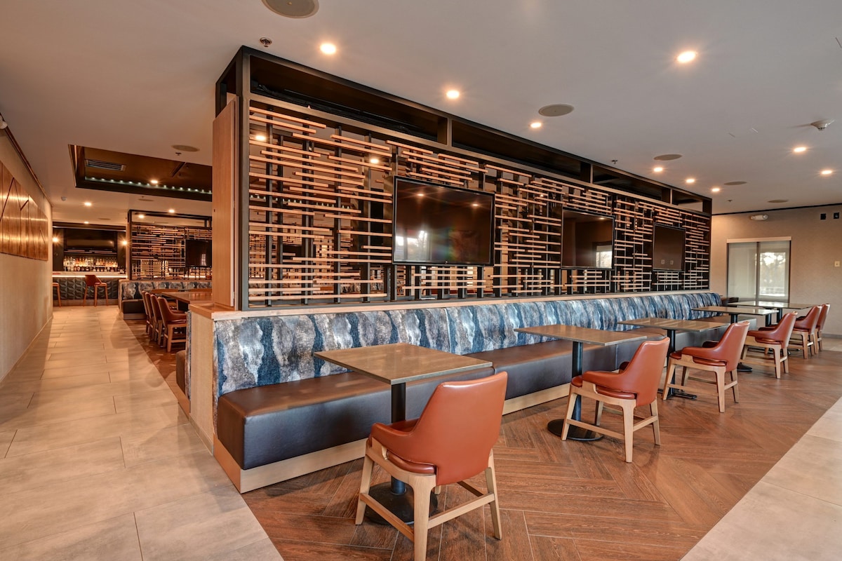 DoubleTree by Hilton Denver International Airport - Photo 1