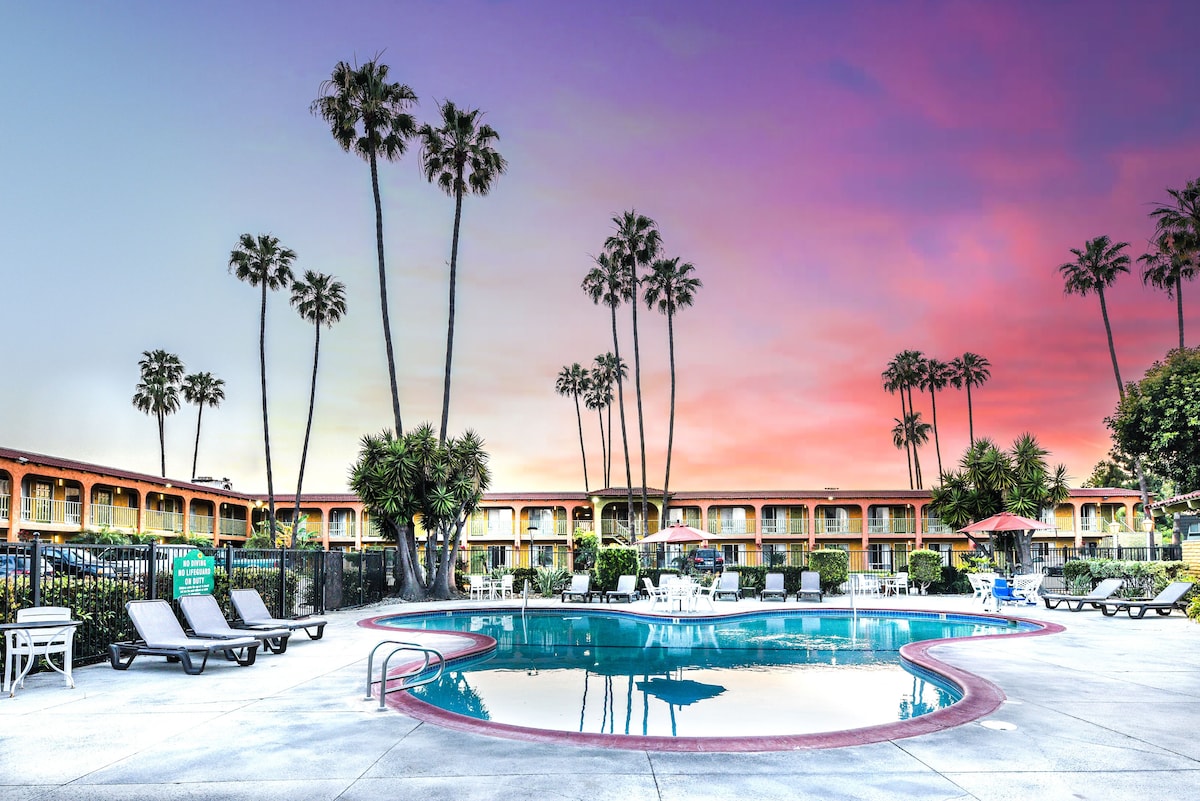 Vagabond Inn - Costa Mesa - Photo 1