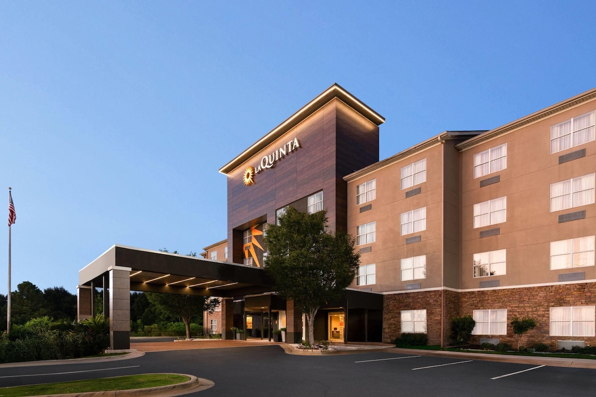 La Quinta Inn & Suites by Wyndham Montgomery - Photo 1