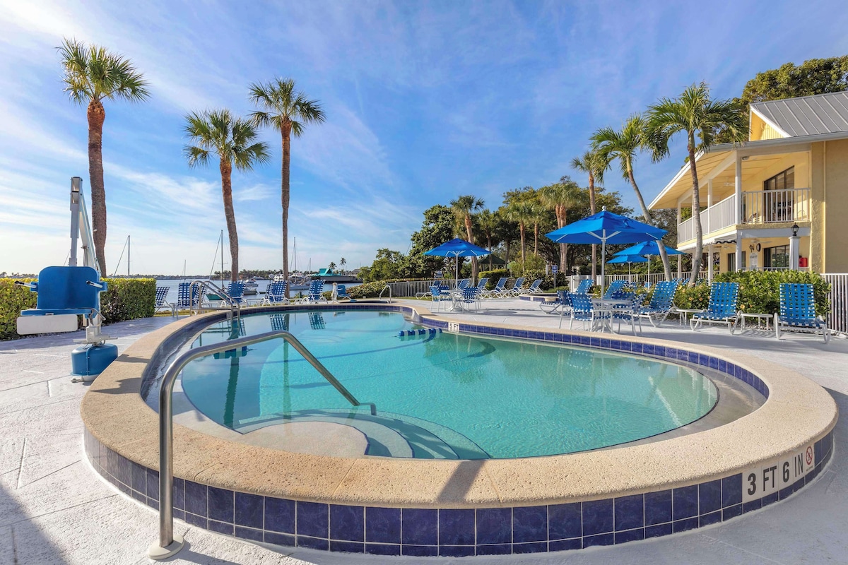 Hilton Vacation Club Charter Club Naples Bay - Photo 1