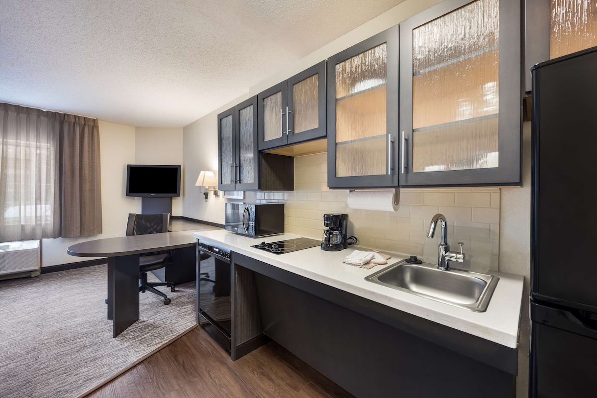 Sonesta Simply Suites Salt Lake City Airport - Photo 1