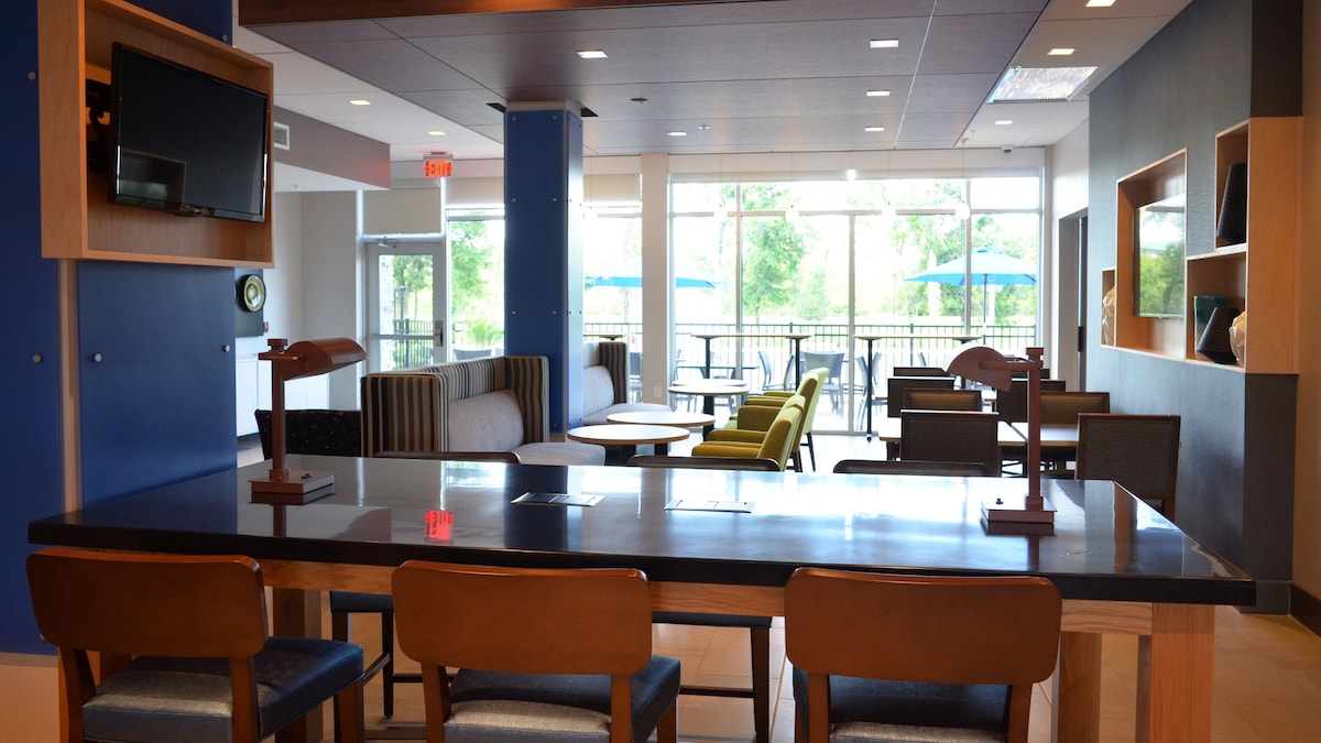 Holiday Inn Express & Suites Jacksonville W - I295 And I10 By IHG - Photo 1