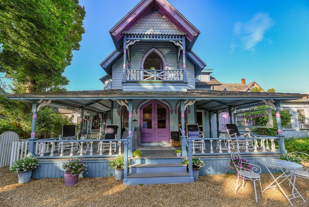 Narragansett House - Photo 1