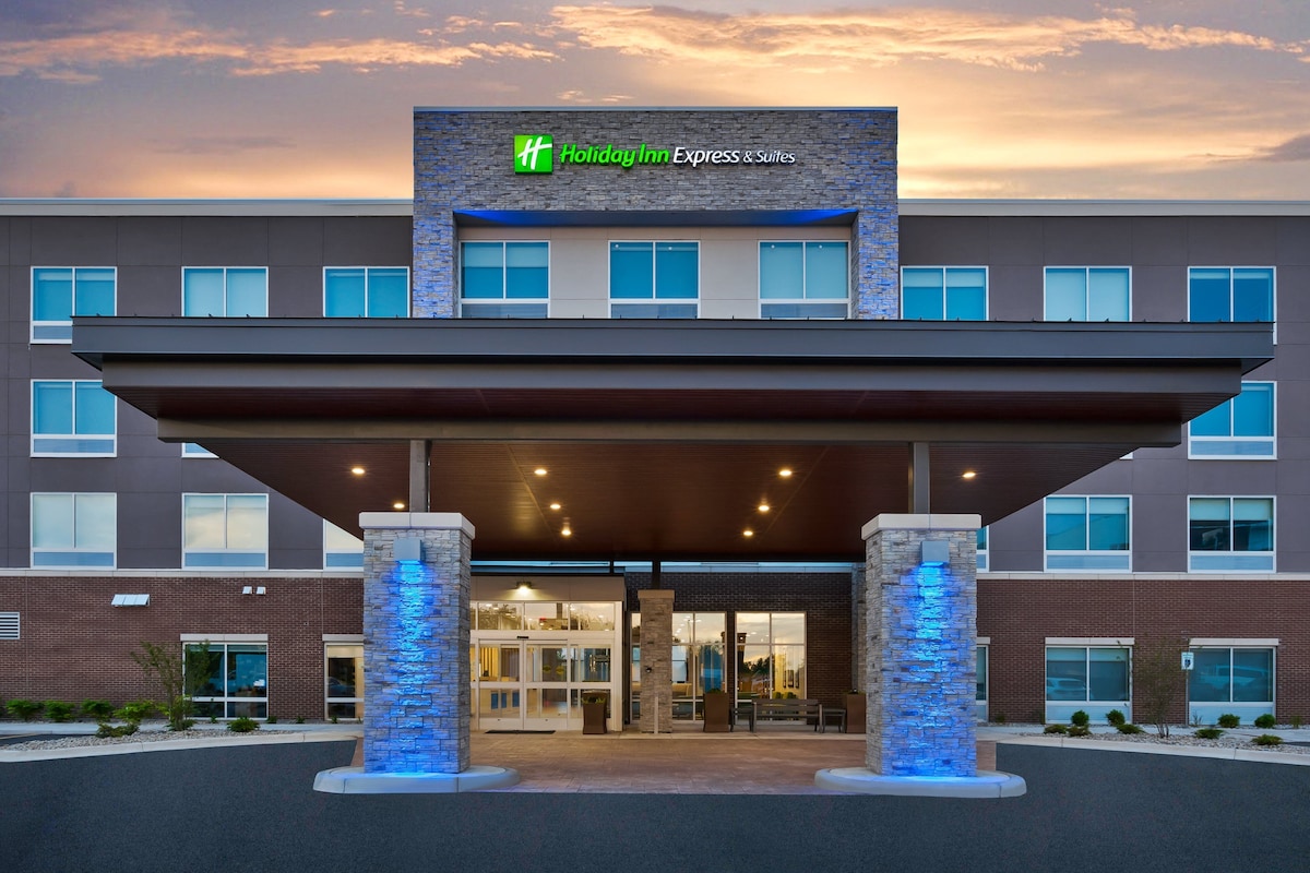 Holiday Inn Express & Suites Grand Rapids Airport - South by IHG - Photo 1