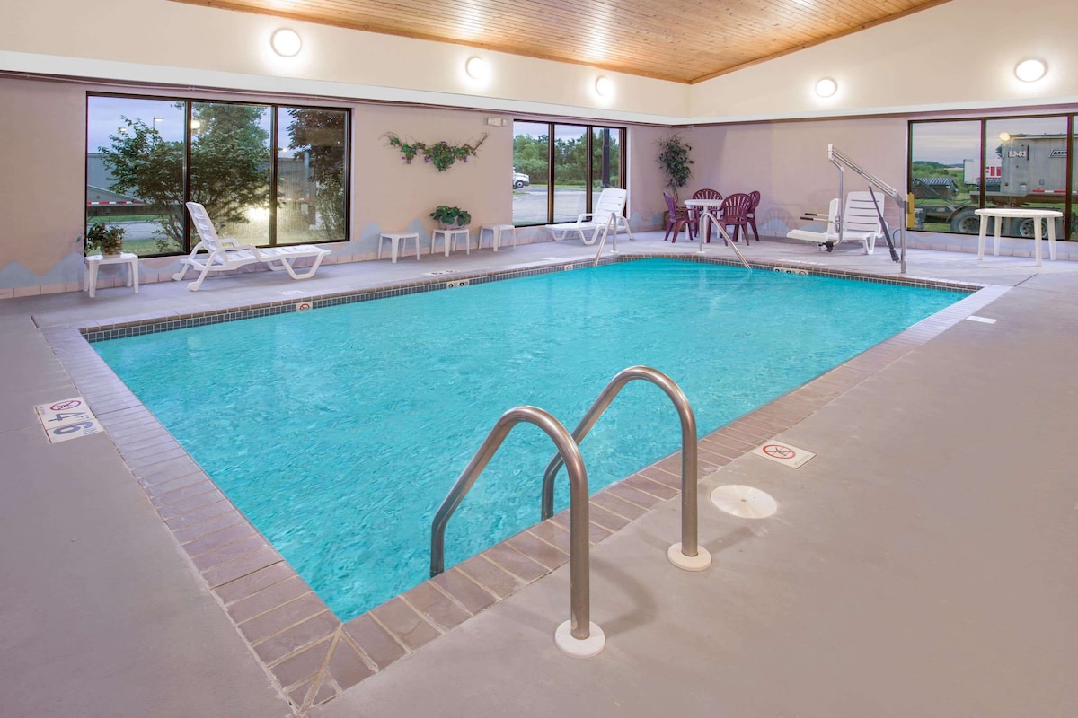 Days Inn by Wyndham Madison NE/Windsor - Photo 1