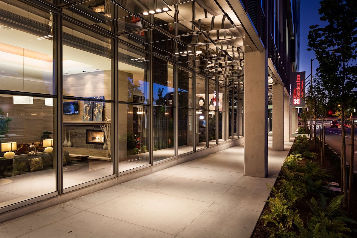 Hilton Garden Inn Seattle Downtown - Photo 1