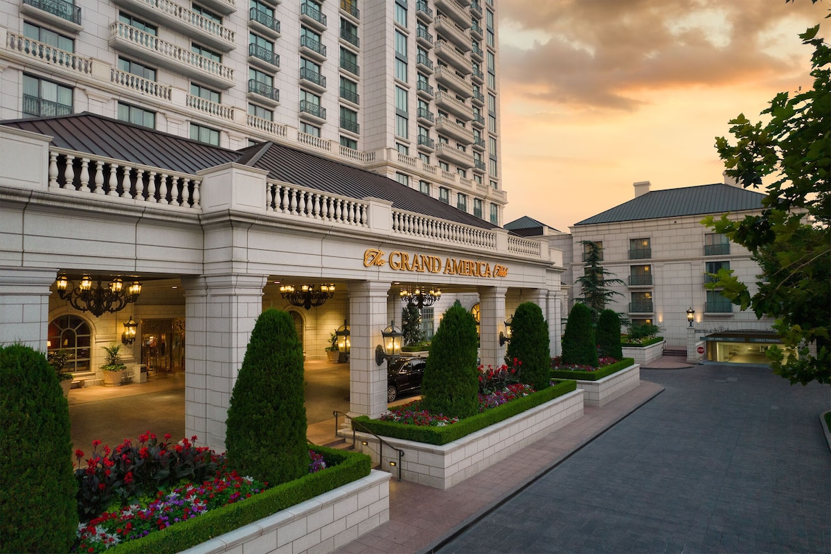 The Grand America Hotel - Photo 1
