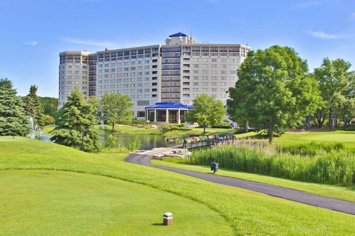 Hilton Chicago/Oak Brook Hills Resort & Conference Center - Photo 1