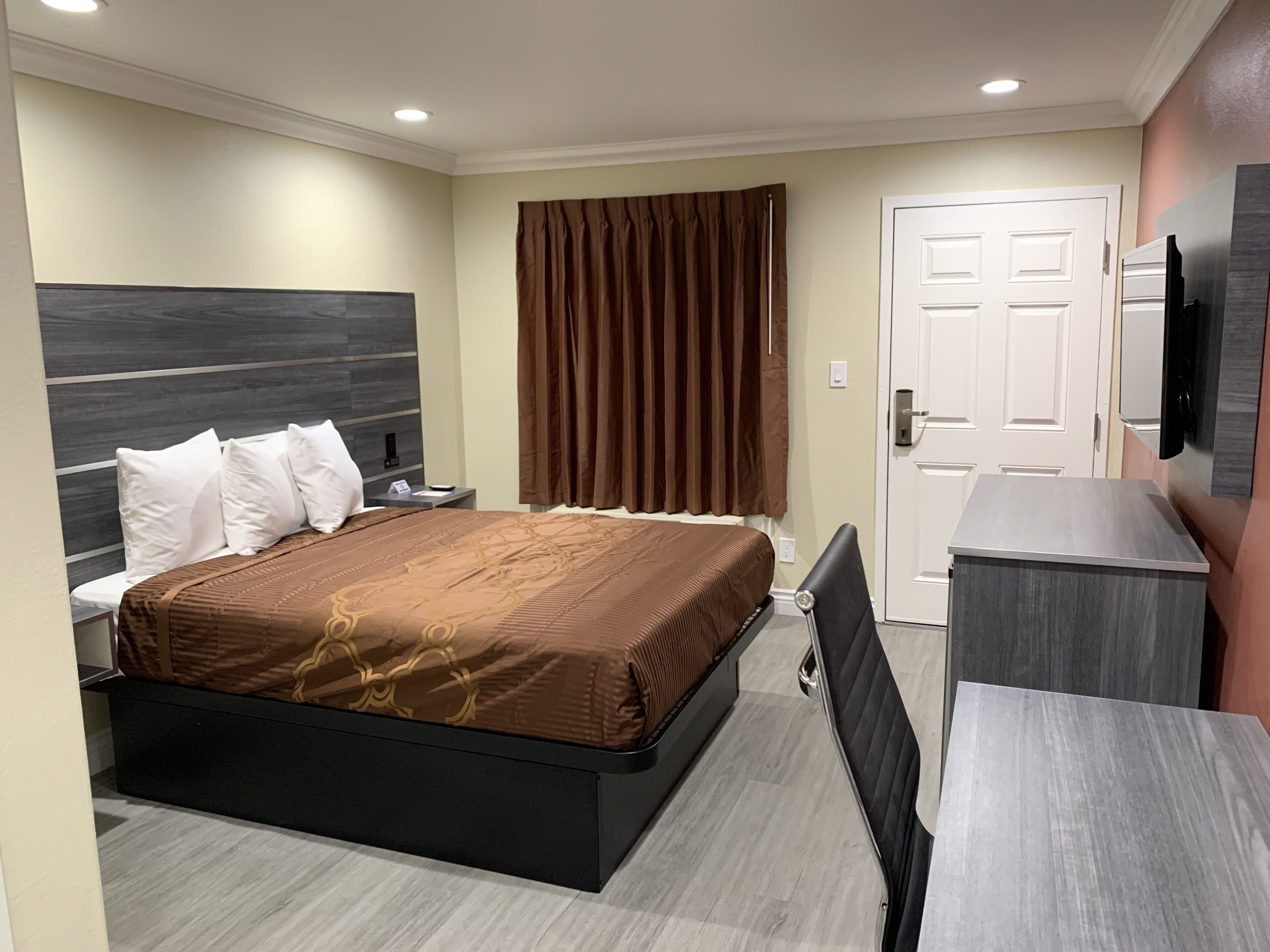Pacific Inn Anaheim - Photo 1
