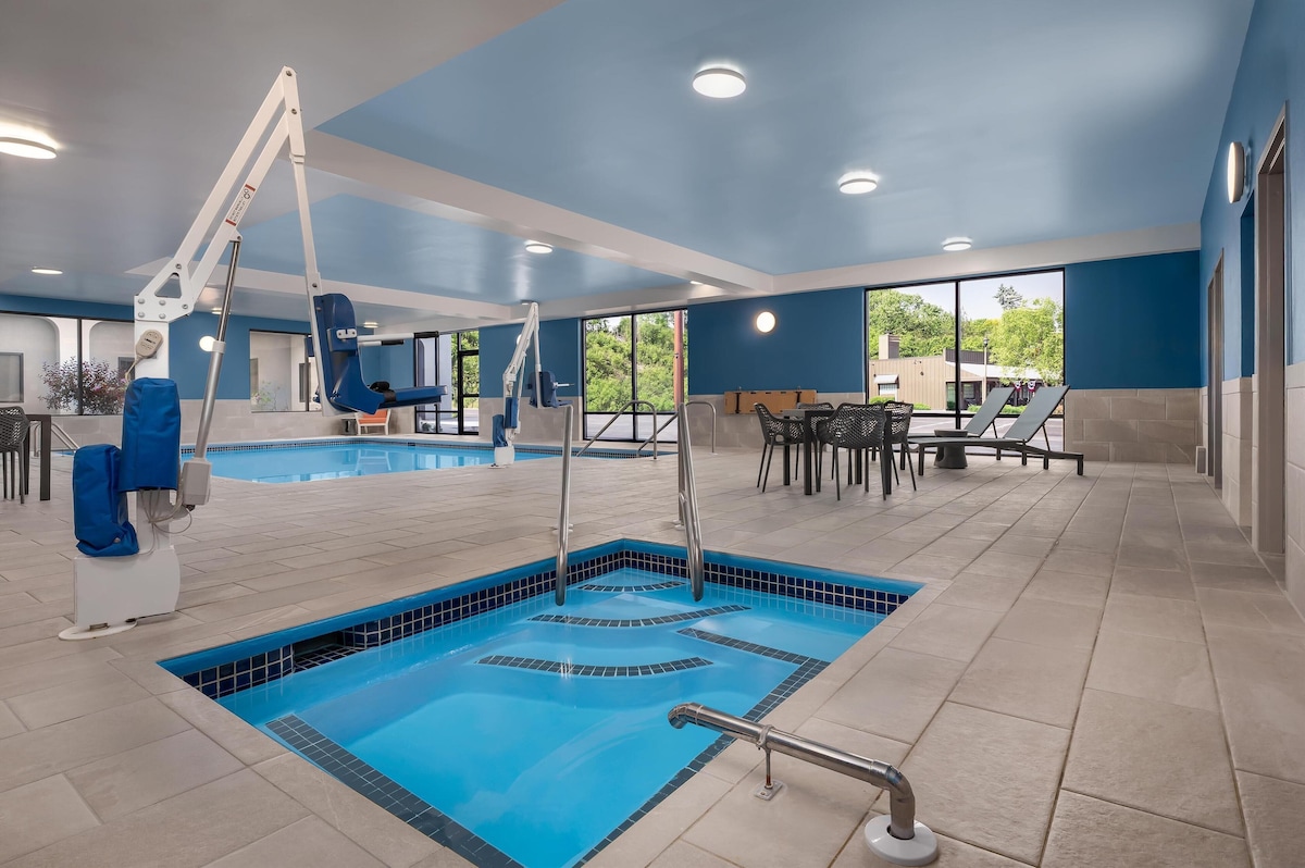 Hampton Inn Altoona - Photo 1