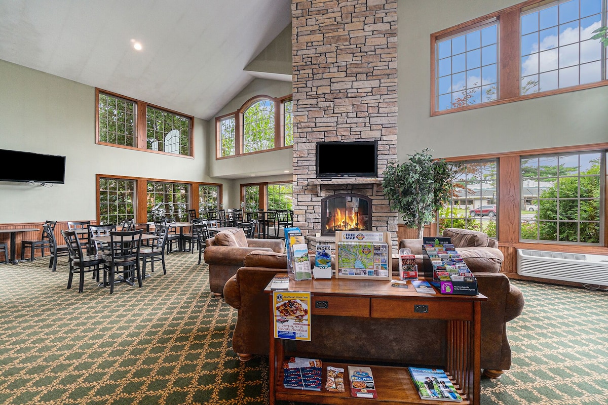 Howard Johnson by Wyndham Traverse City - Photo 1