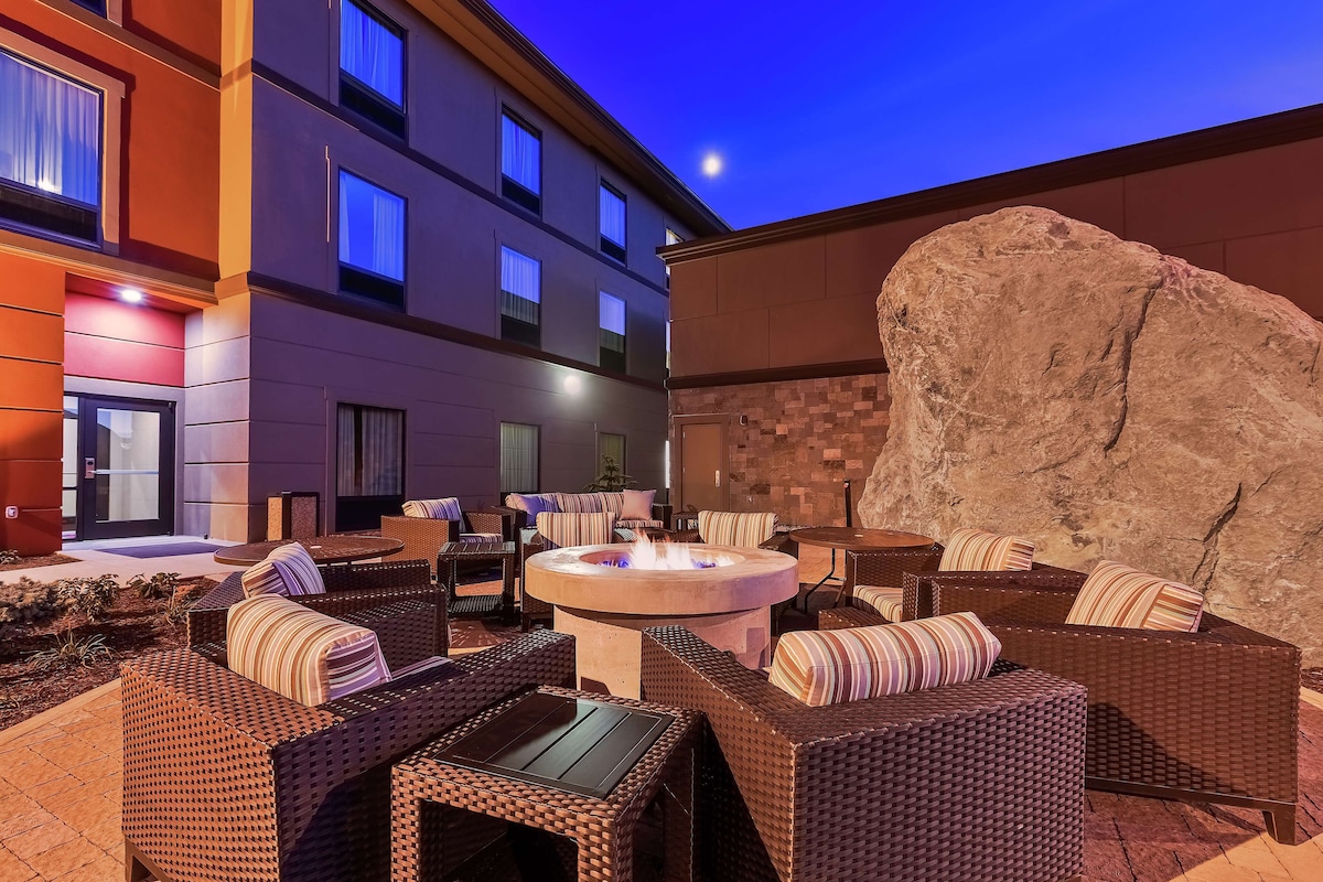 Hampton Inn & Suites Bend - Photo 1