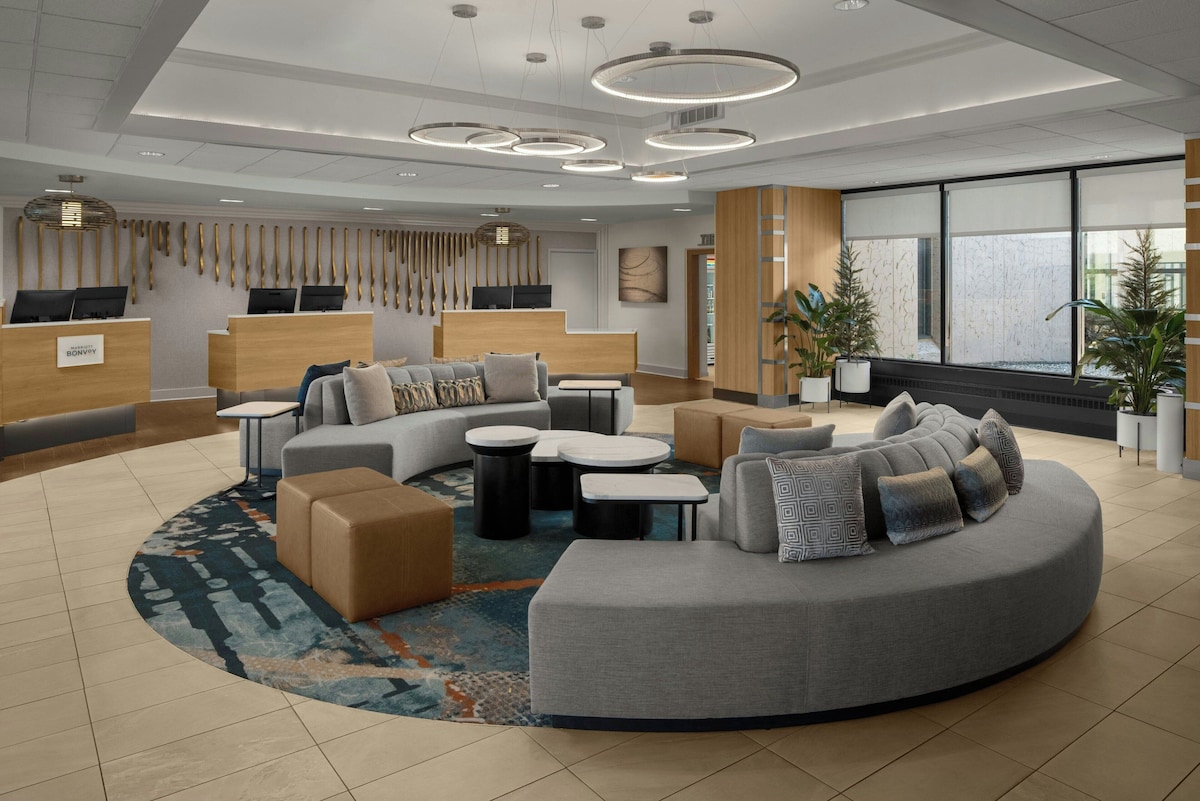 Sheraton Milwaukee Brookfield Hotel - Photo 1