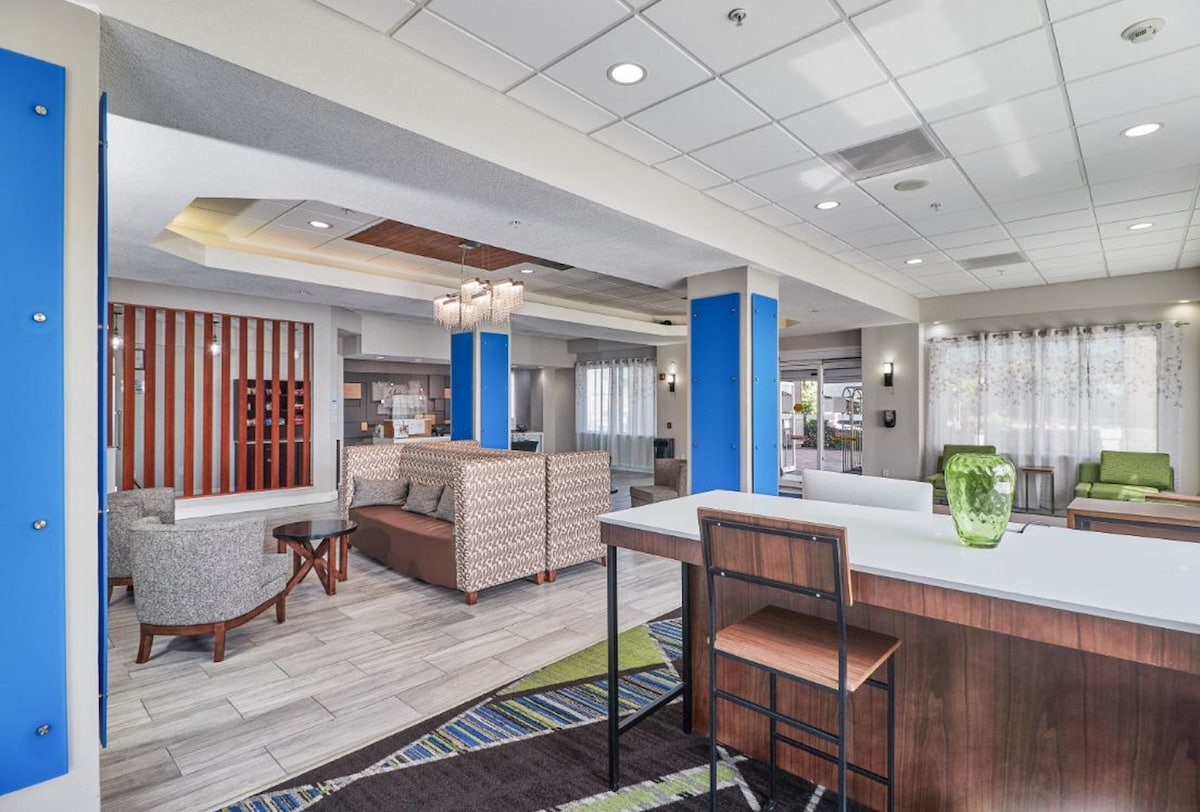Holiday Inn Express & Suites Clearwater/Us 19 N by IHG - Photo 1
