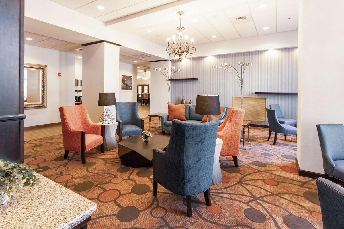 Hampton Inn & Suites Huntsville Hampton Cove - Photo 1