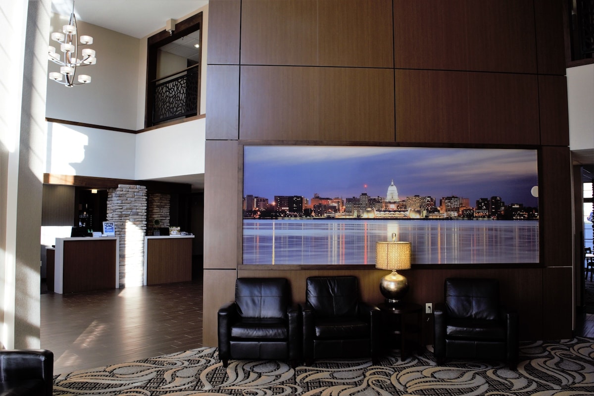 Wyndham Garden Madison Fitchburg - Photo 1
