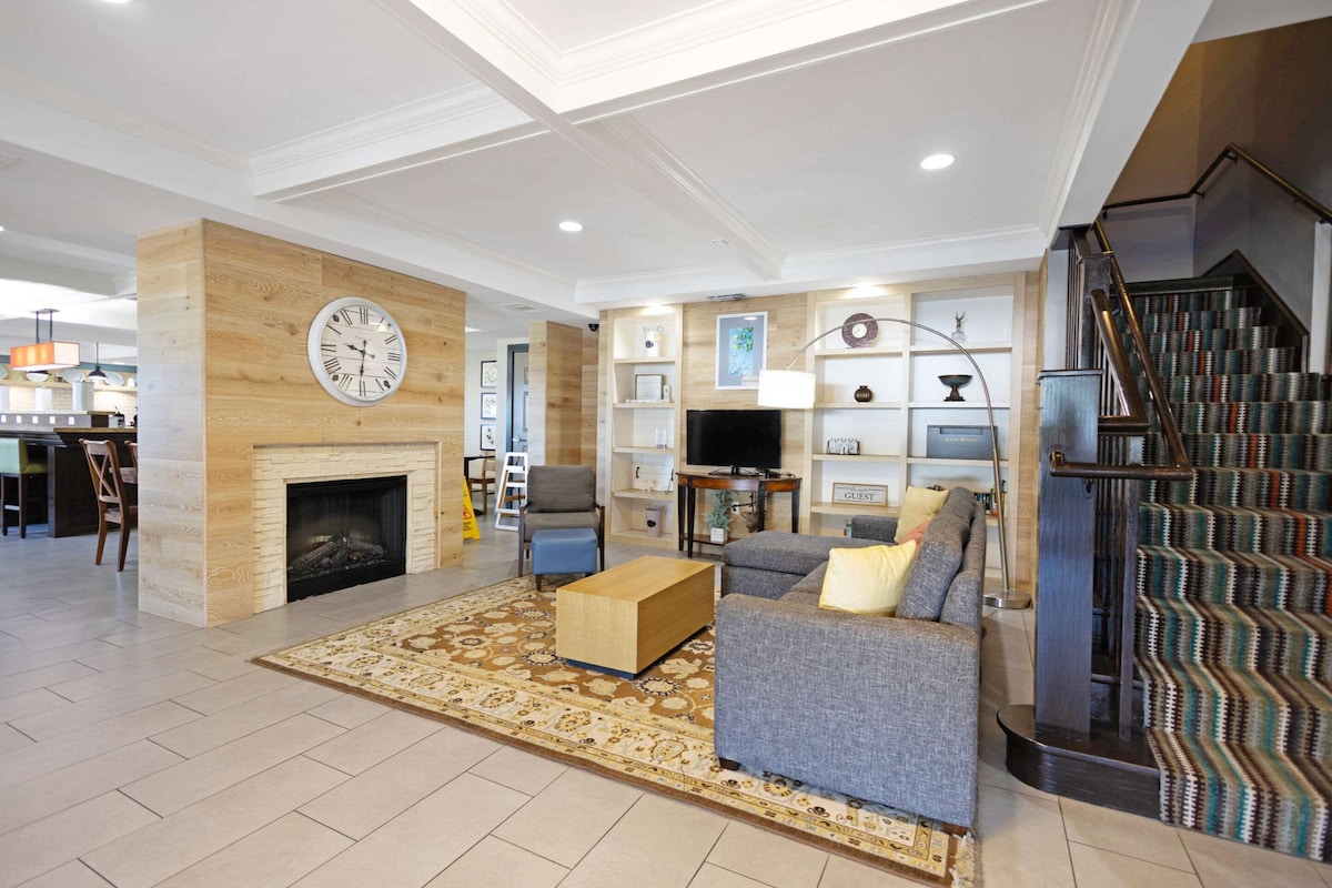 Country Inn & Suites by Radisson, Texarkana, TX - Photo 1