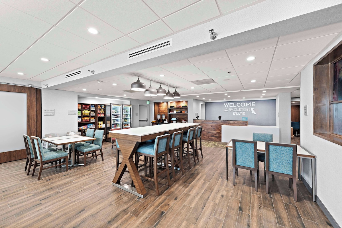 Hampton Inn by Hilton Los Angeles Airport - Photo 1
