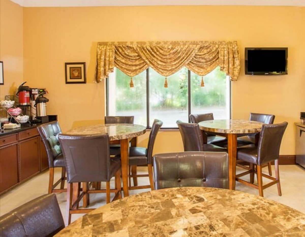 Travelodge by Wyndham Fort Myers Airport - Photo 1