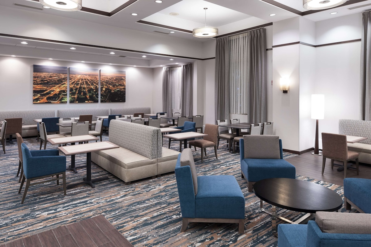 Hampton Inn & Suites Chicago-North Shore/Skokie - Photo 1