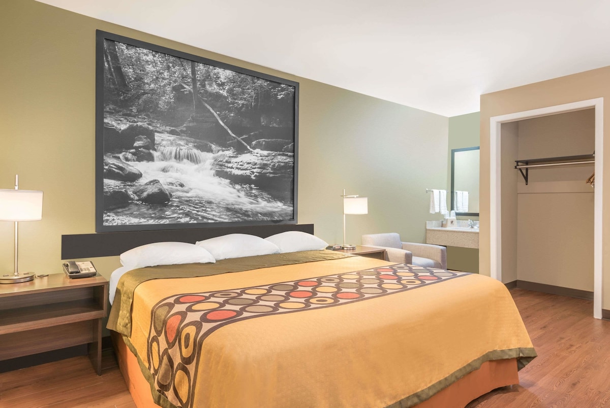 Super 8 by Wyndham Bryant Little Rock Area - Photo 1