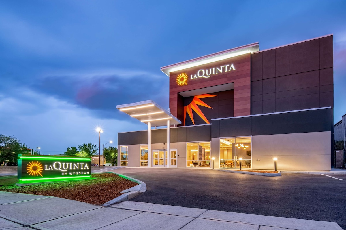 La Quinta Inn & Suites by Wyndham Spokane Downtown - Photo 1