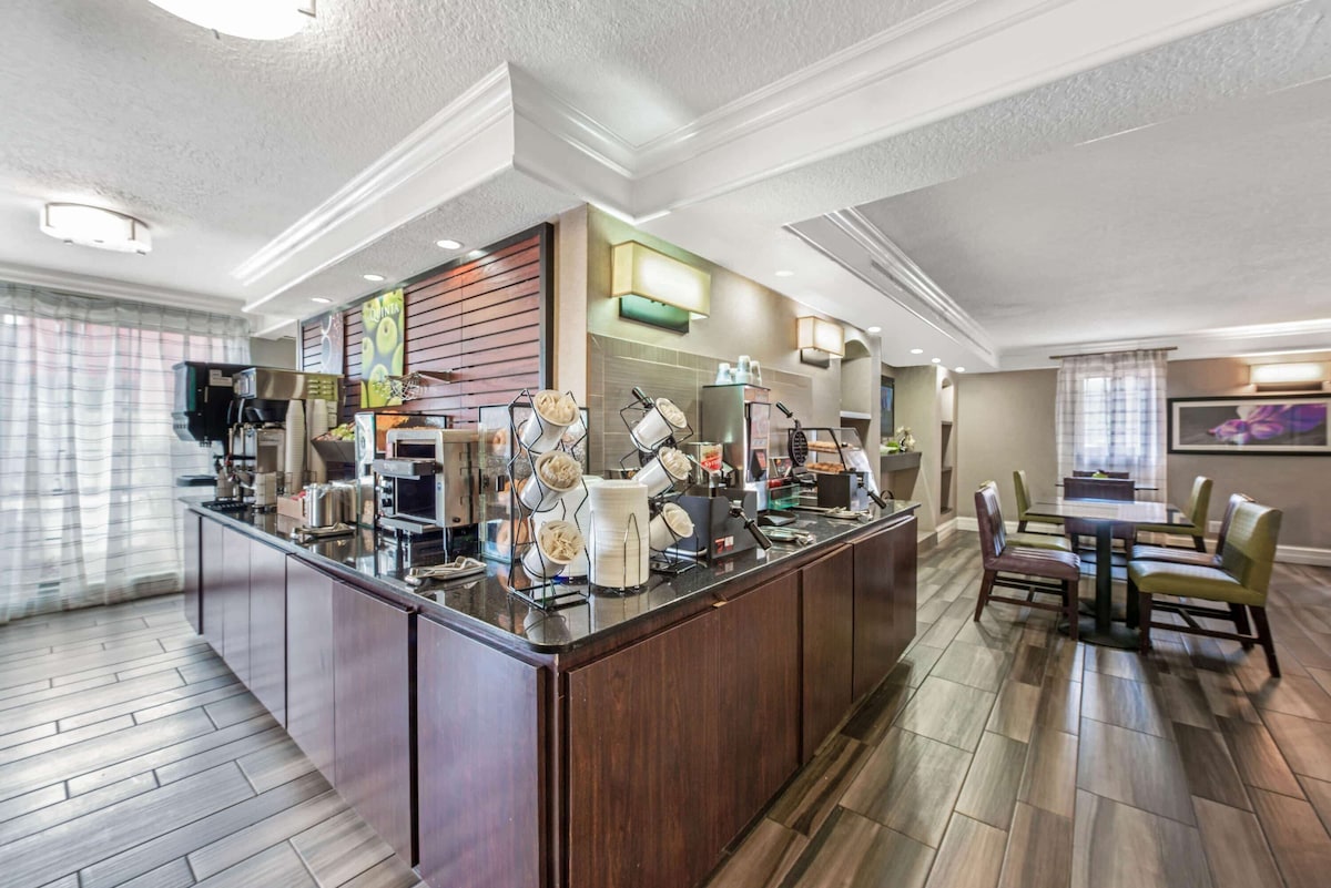 La Quinta Inn by Wyndham Miami Airport North - Photo 1