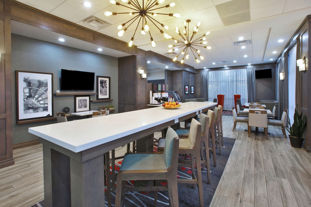 Hampton Inn By Hilton Detroit Dearborn - Photo 1