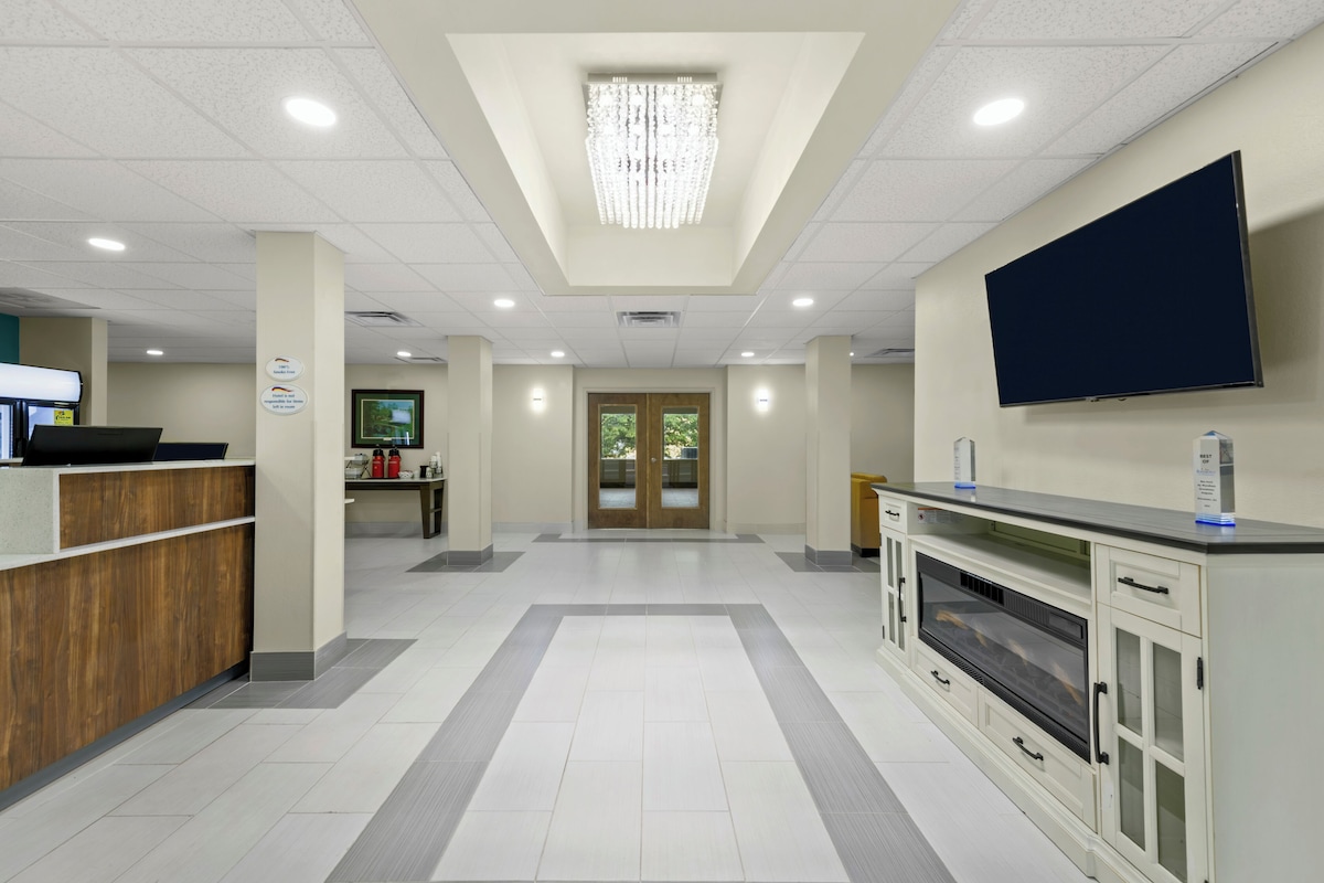Baymont by Wyndham Grovetown Augusta - Photo 1
