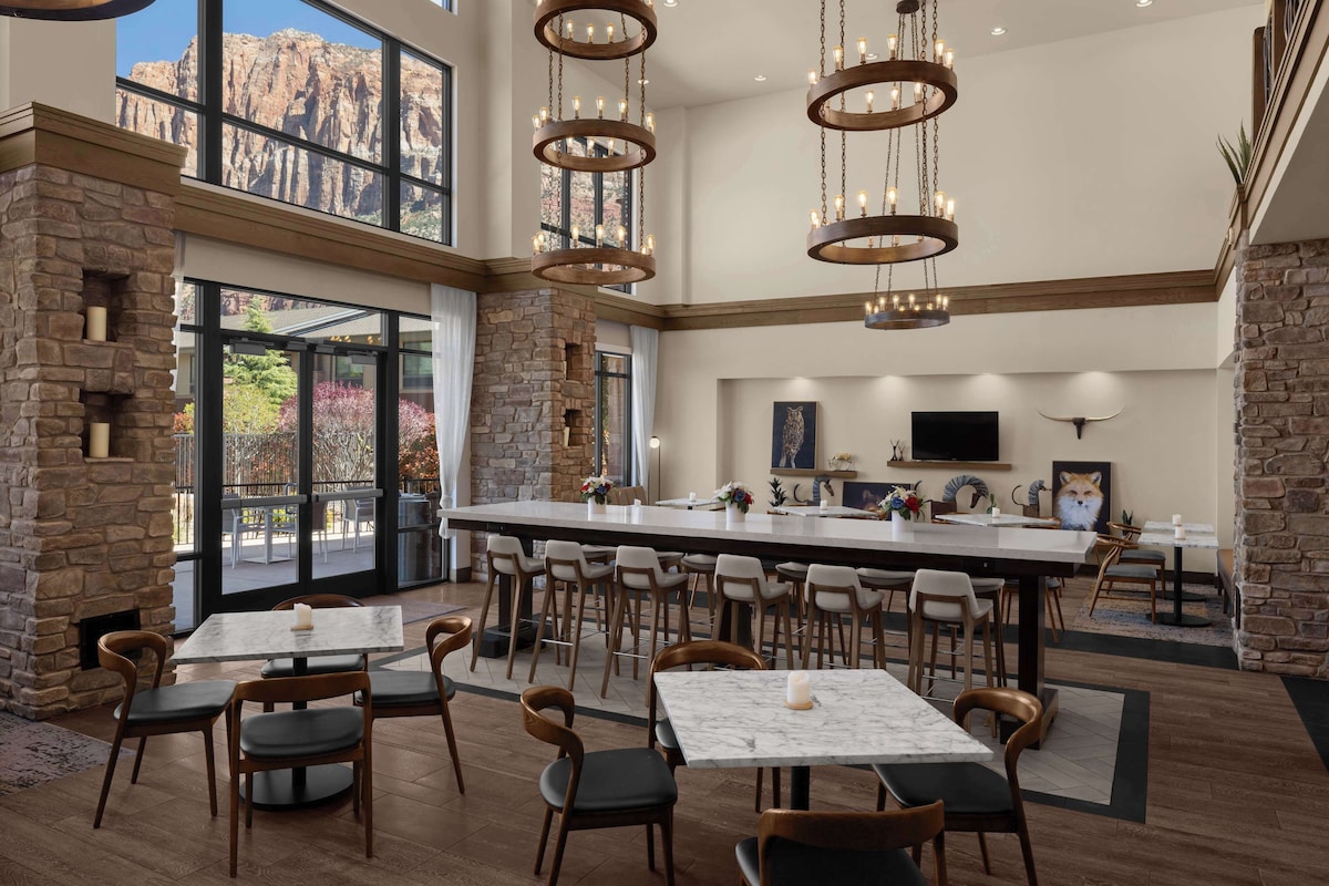 Hampton Inn & Suites Springdale/Zion National Park - Photo 1