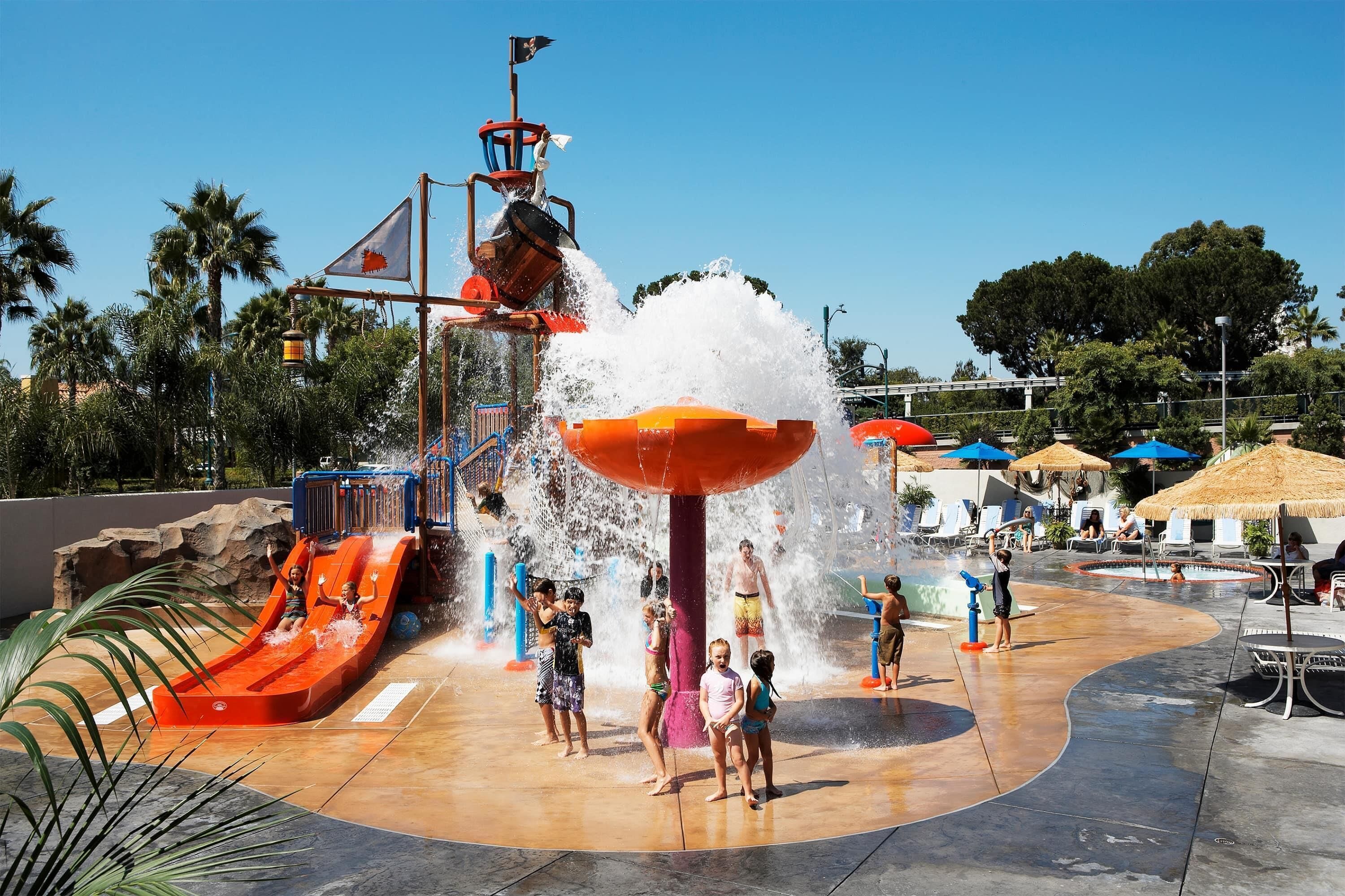 Howard Johnson by Wyndham Anaheim Hotel & Water Playground - Photo 1