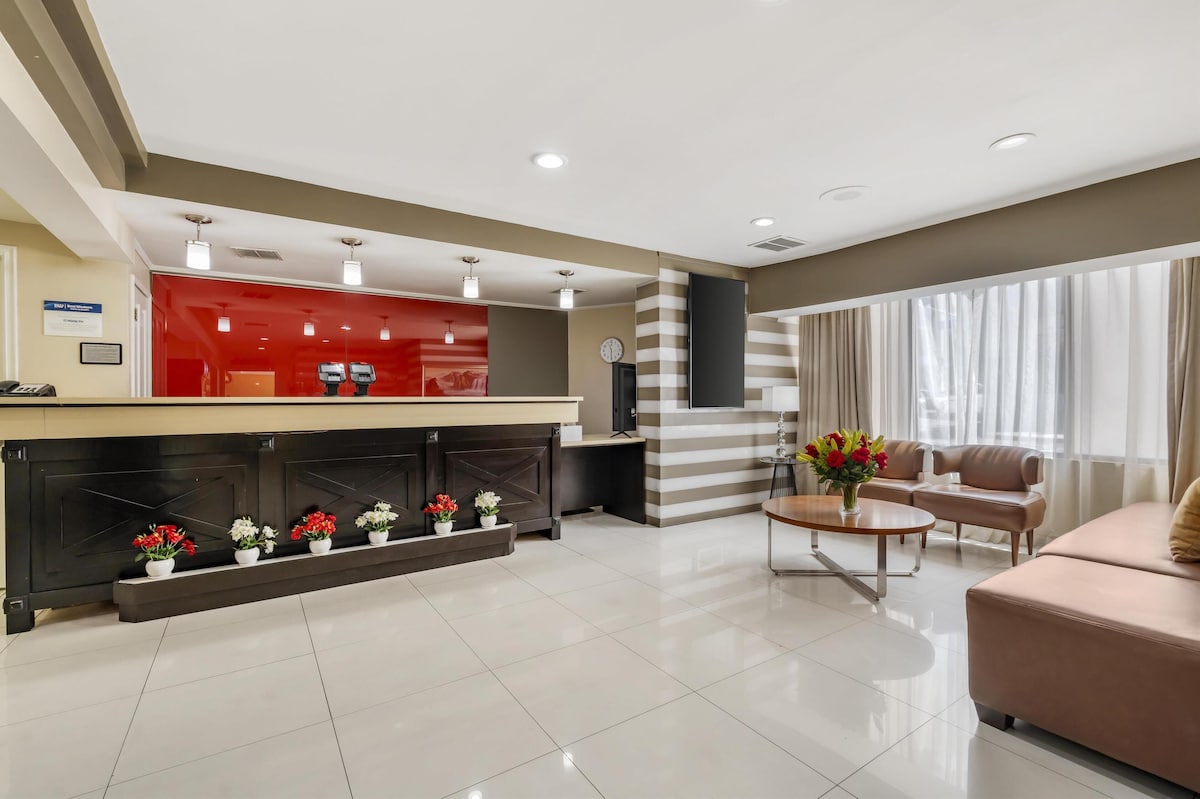Best Western Plus LA Mid-Town Hotel - Photo 1