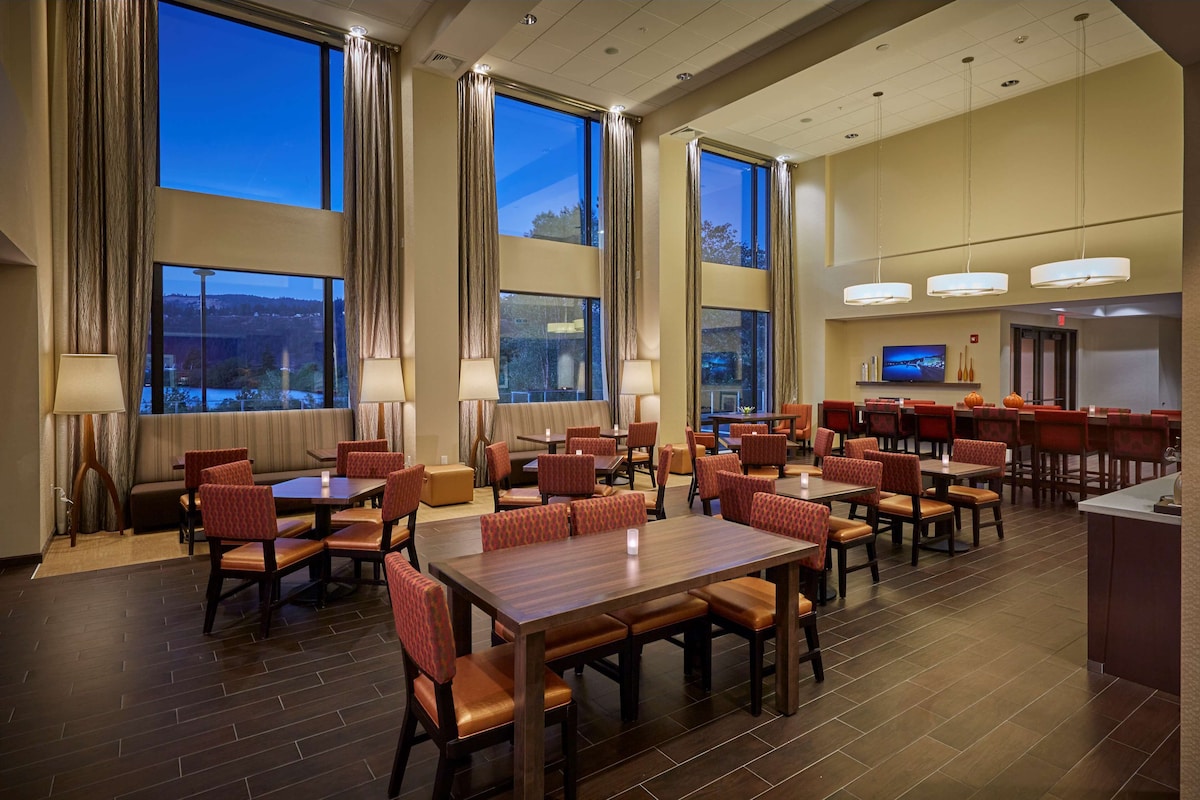 Hampton Inn & Suites Hood River - Photo 1