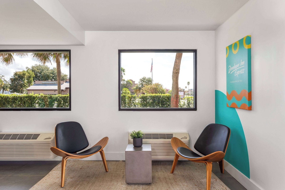 Travelodge By Wyndham Orlando Lake Buena Vista South - Photo 1