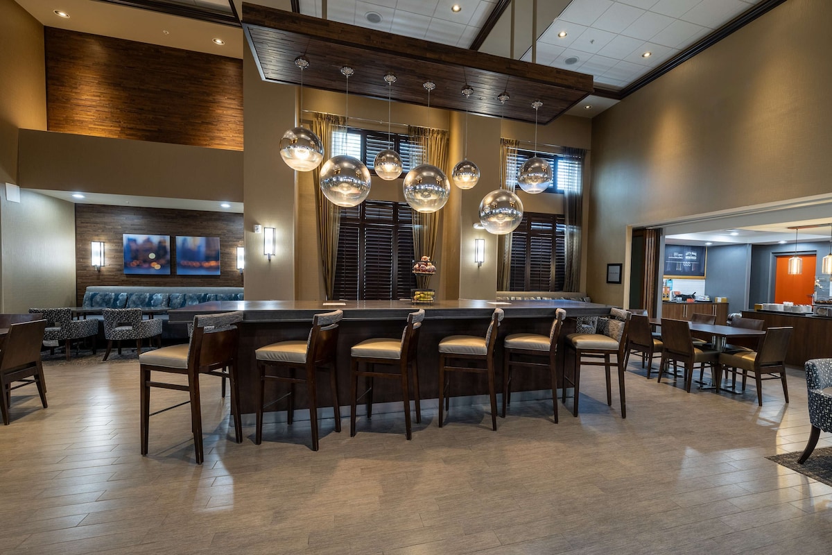 Hampton Inn & Suites Greensboro/Coliseum Area - Photo 1