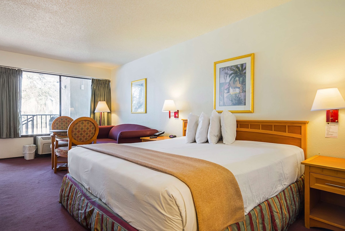 Americas Best Value Inn & Suites Melbourne - Photo 1