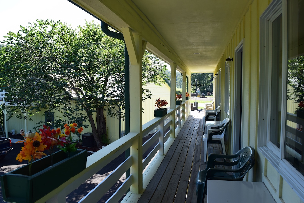 Green Valley Lodge - Photo 1