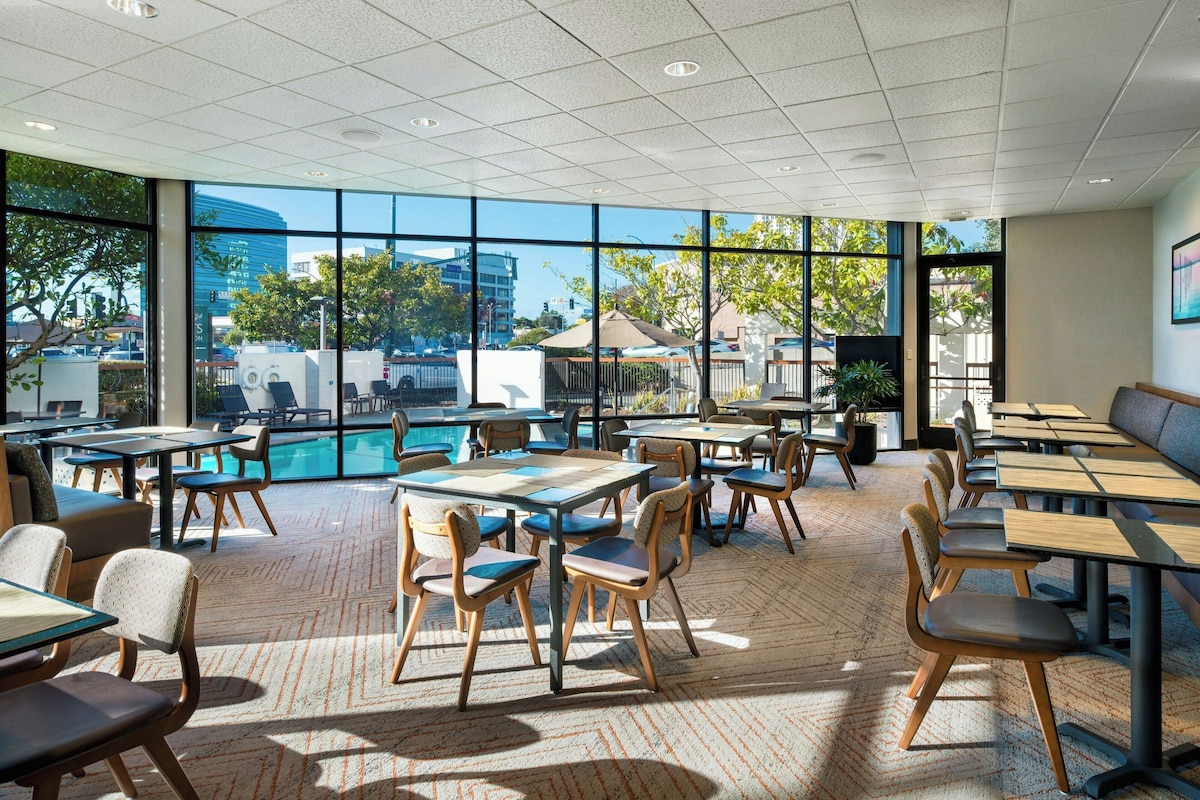 Four Points by Sheraton San Francisco Bay Bridge - Photo 1