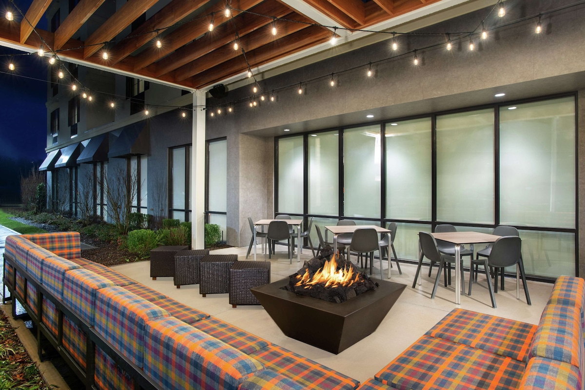 Home2 Suites by Hilton Long Island Brookhaven - Photo 1