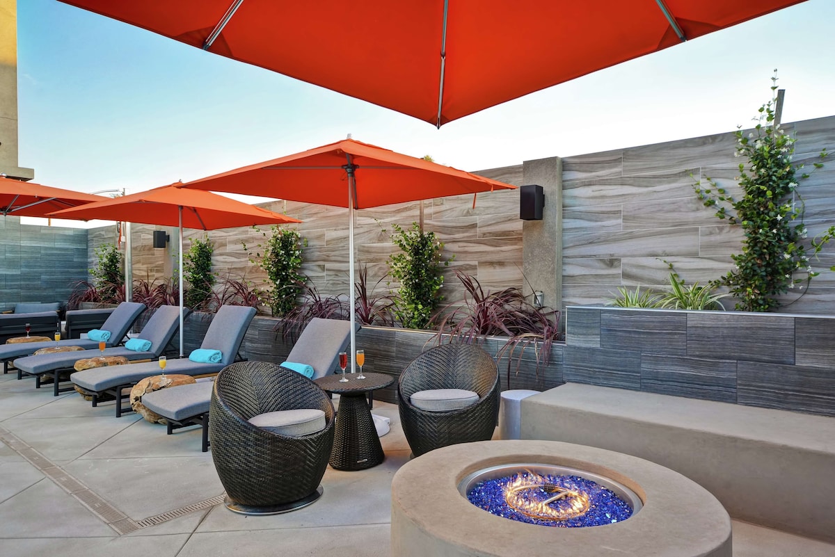 Hampton Inn and Suites Los Angeles Burbank Airport - Photo 1