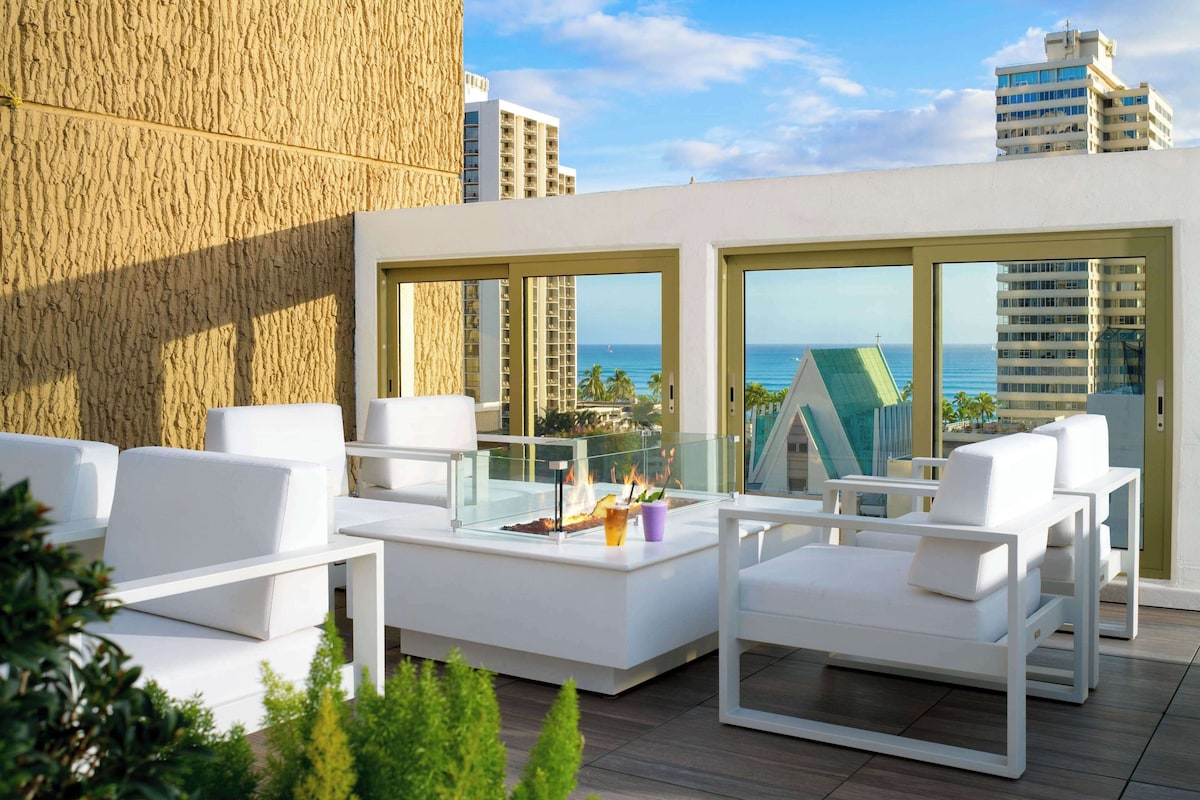 Hilton Waikiki Beach Resort & Spa - Photo 1