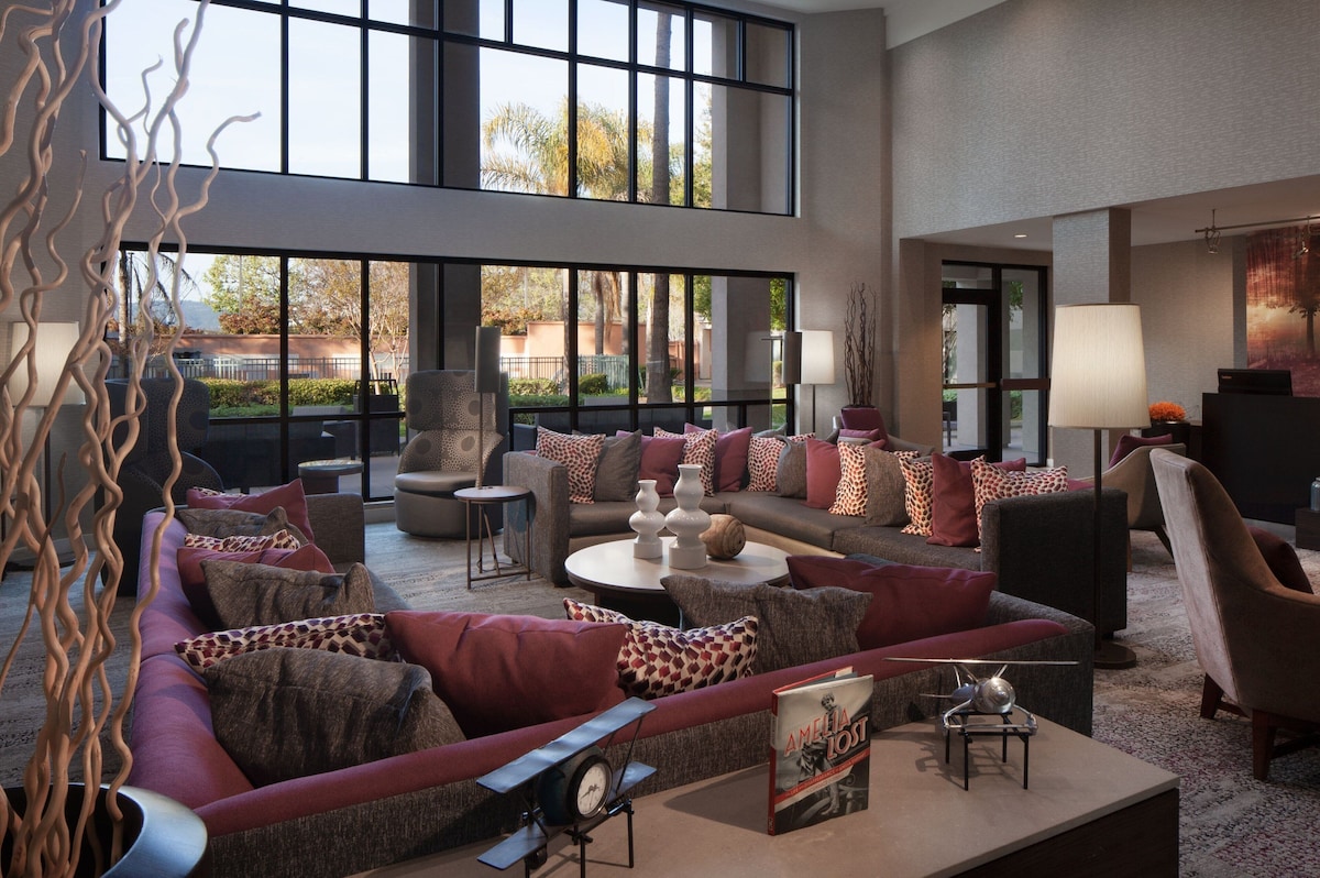 Courtyard by Marriott Oakland Airport - Photo 1