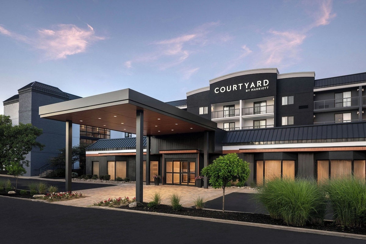 Courtyard by Marriott Cleveland Beachwood - Photo 1