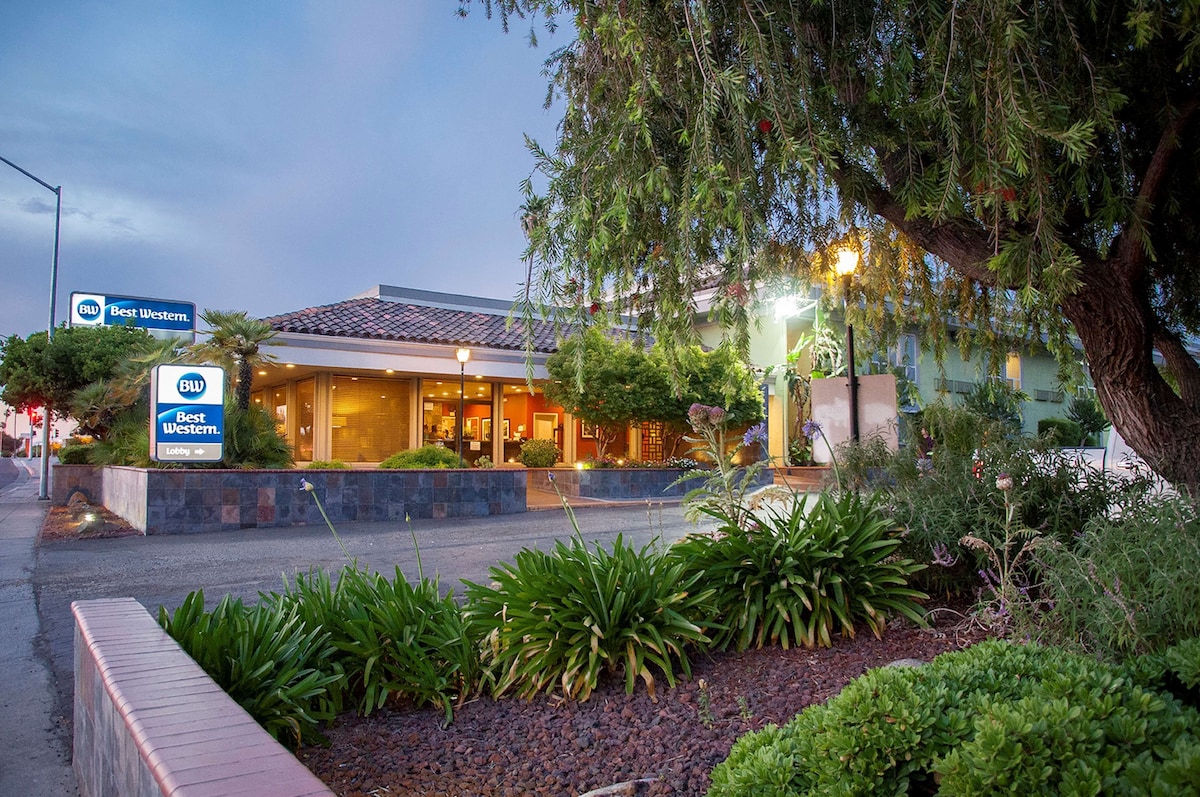 Best Western Village Inn - Photo 1