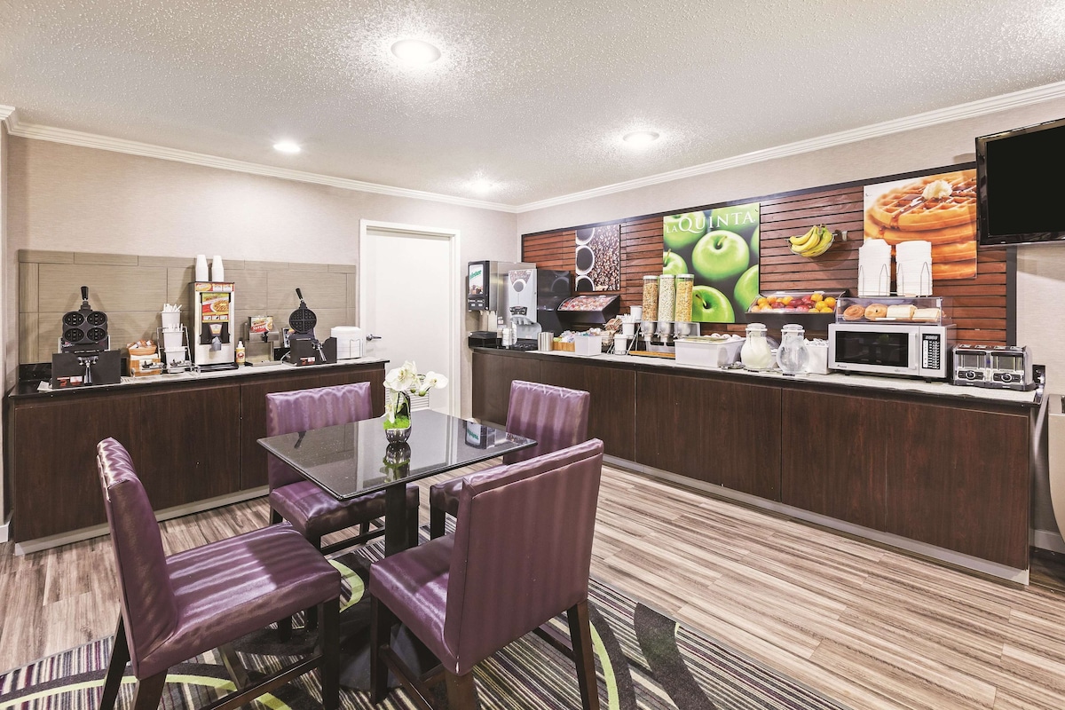 La Quinta Inn & Suites by Wyndham N Little Rock - McCain Mall - Photo 1