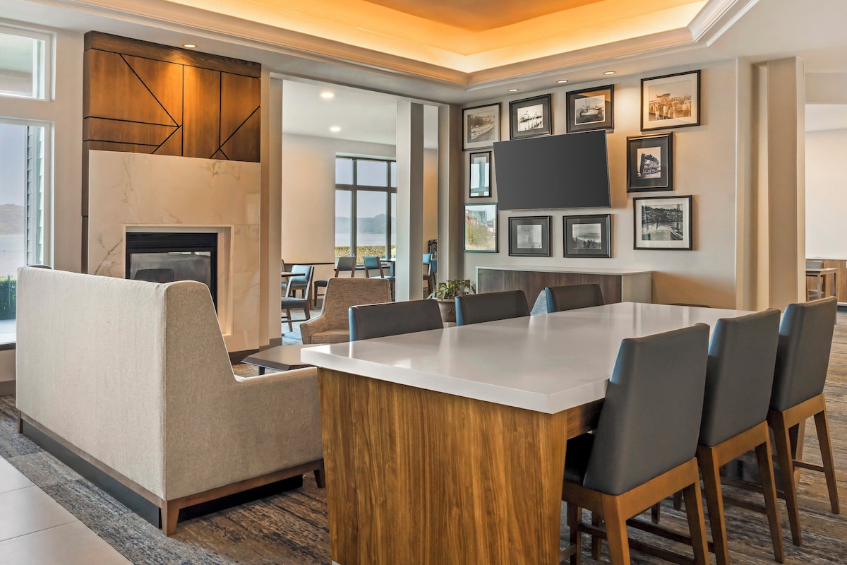 Holiday Inn Express & Suites Astoria by IHG - Photo 1
