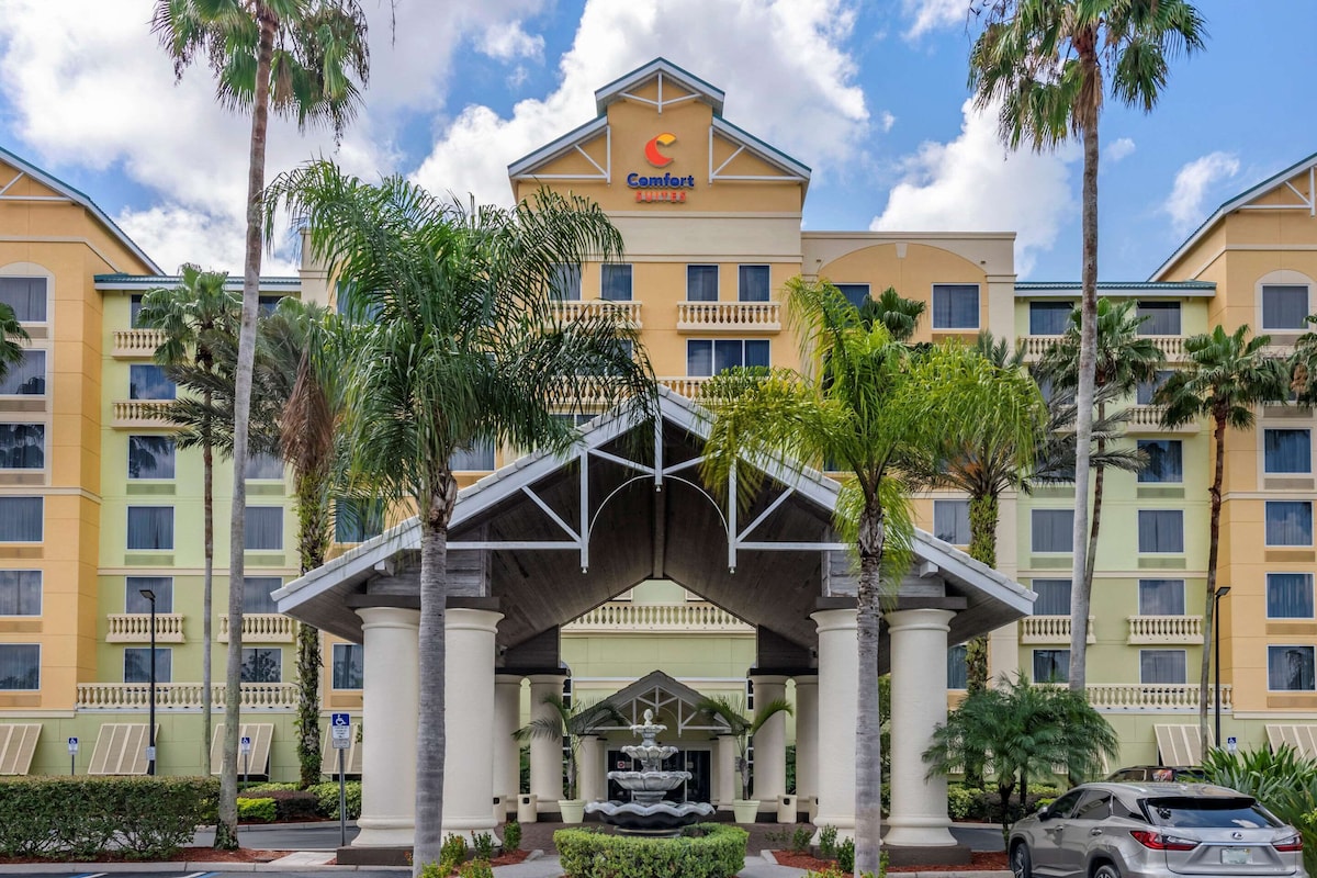 Comfort Suites Maingate East - Photo 1
