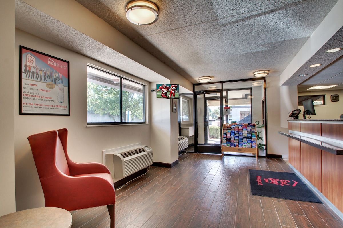 Red Roof Inn St Louis - Westport/ Maryland Heights - Photo 1