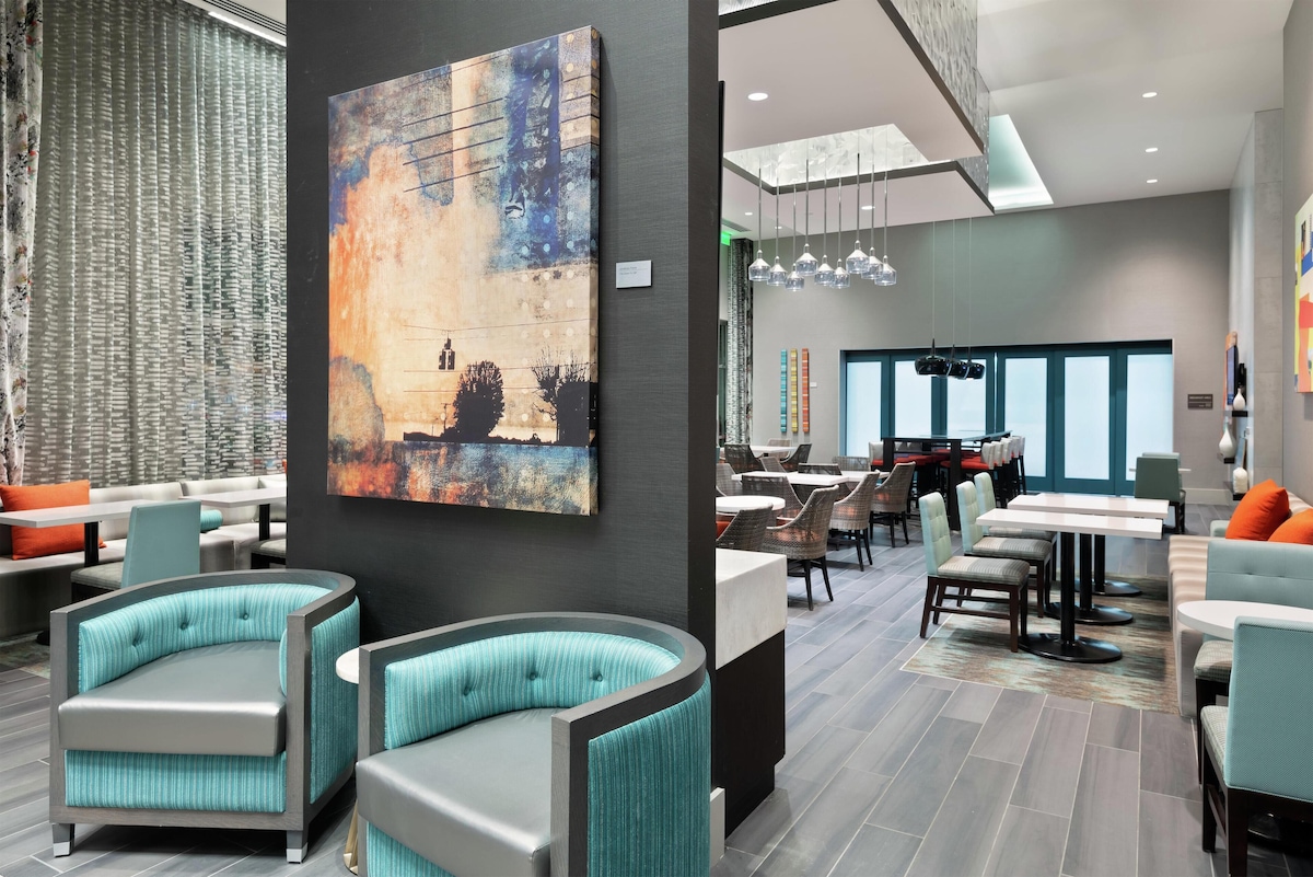 Hampton Inn & Suites Atlanta Buckhead Place - Photo 1